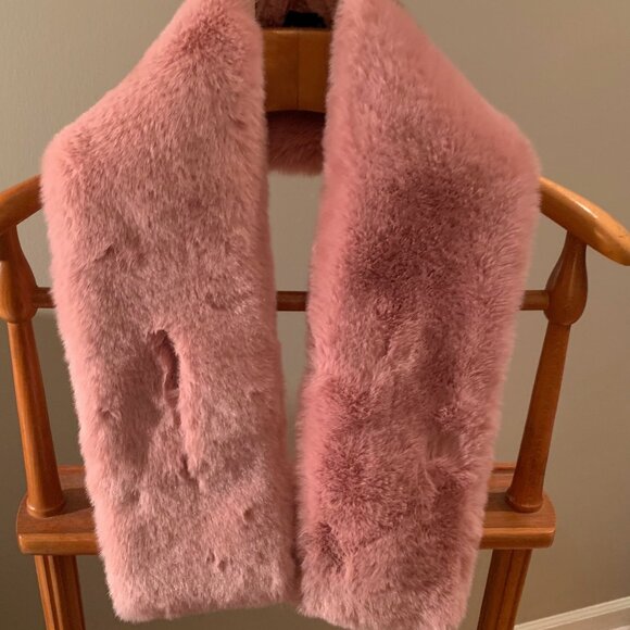 SURELL FAUX FUR PULL THRU SCARF  NWT - Picture 3 of 9